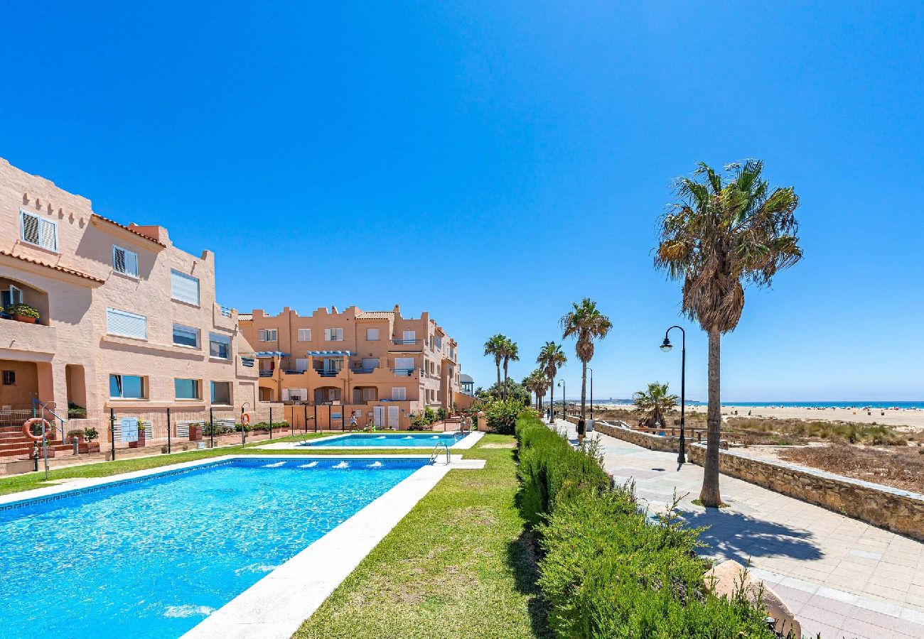 Residencial en Tarifa - 1a linea playa, piscina, terraza  y WIFI 