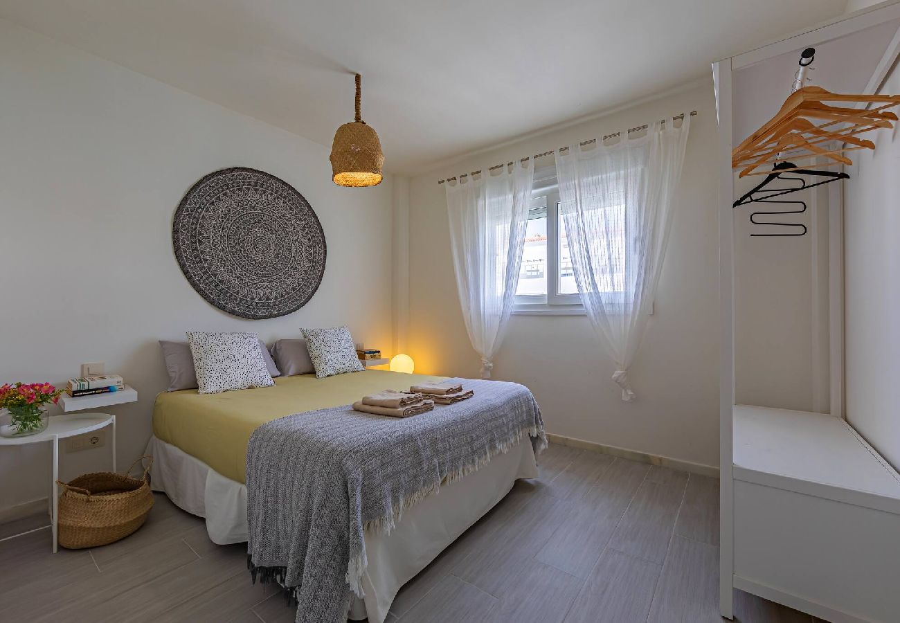 Apartamento en Cádiz - Playa a 350m, Piscina, Patio Chillout y WIFI Fibra 