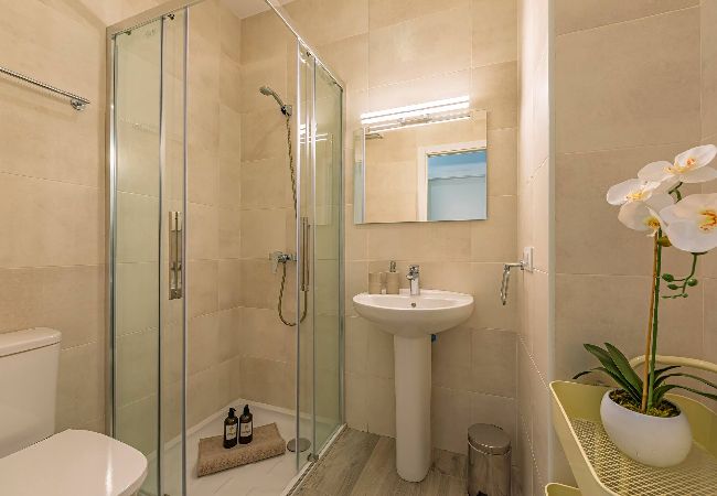 Residencial en Tarifa - Terraza amplia, piscina, garaje privado y fibra  Residencial en Tarifa - Terraza amplia, piscina, garaje privado y fibra