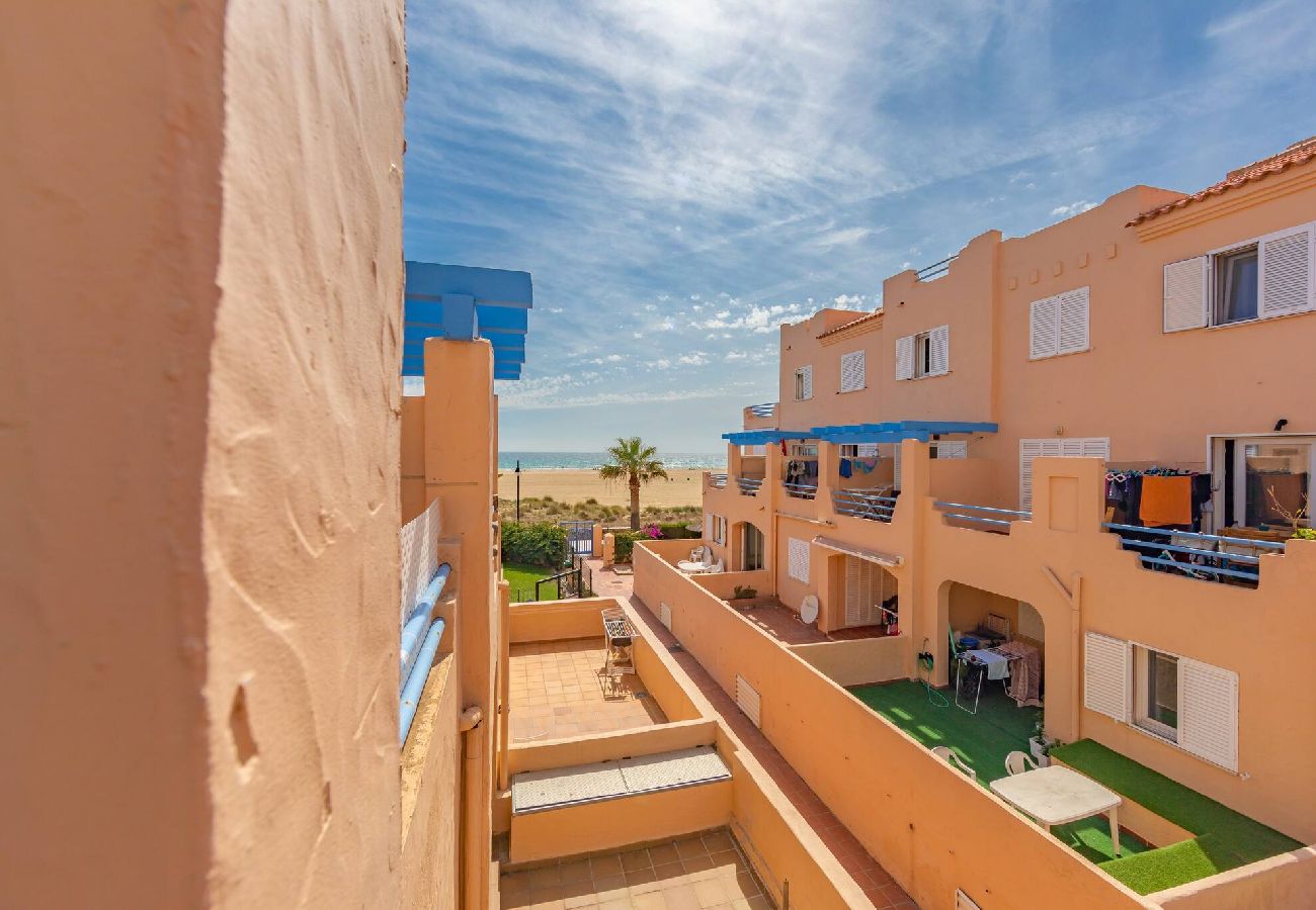 Apartamento en Tarifa - 1a linea playa, piscina, terraza, garaje y fibra 