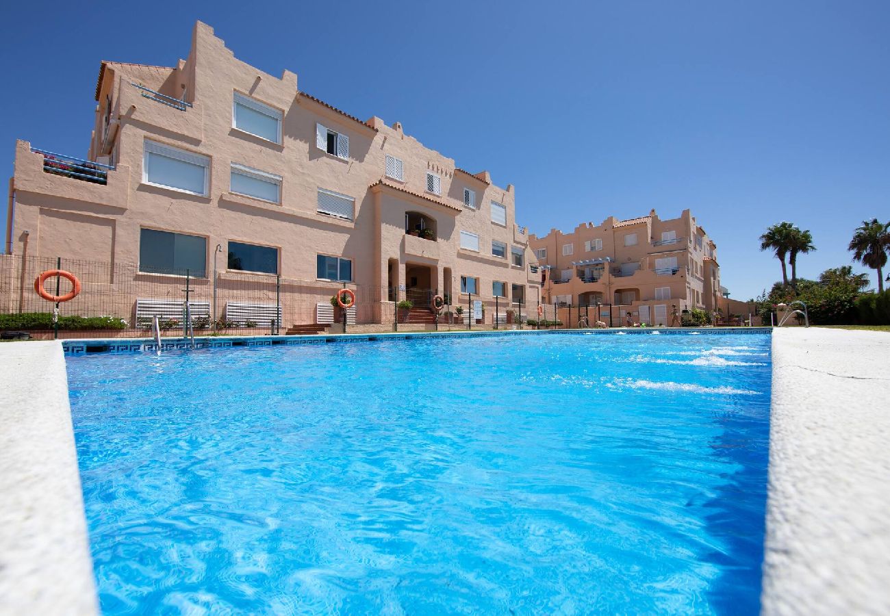 Apartamento en Tarifa - 1a linea playa, piscina, terraza, garaje y fibra 