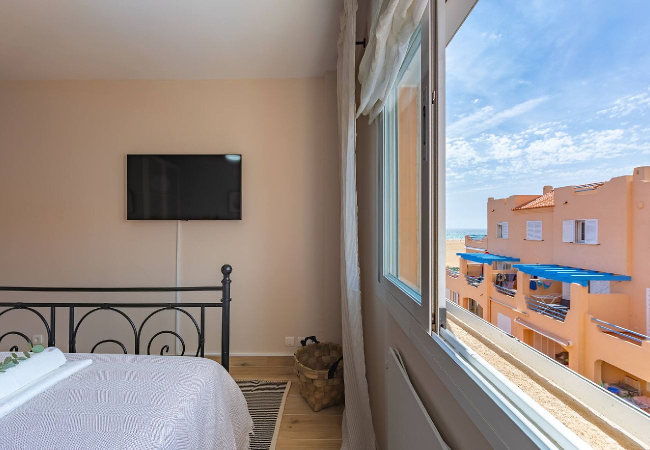 Apartamento en Tarifa - 1a linea playa, piscina, terraza, garaje y fibra 