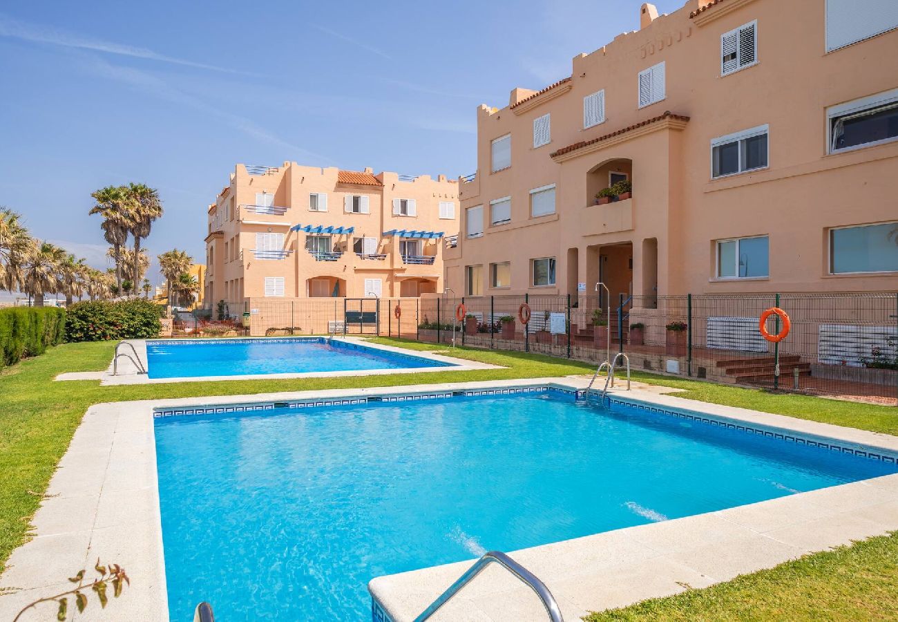 Apartamento en Tarifa - 1a linea playa, piscina, terraza y WIFI fibra 