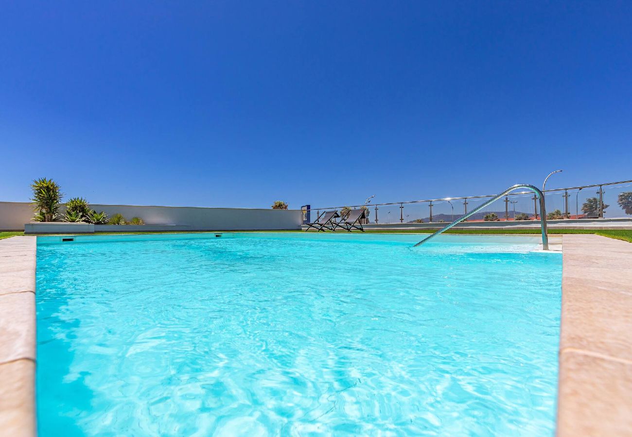 Residence in Tarifa - Spacious terrace, pool, private garage, and fiber internet