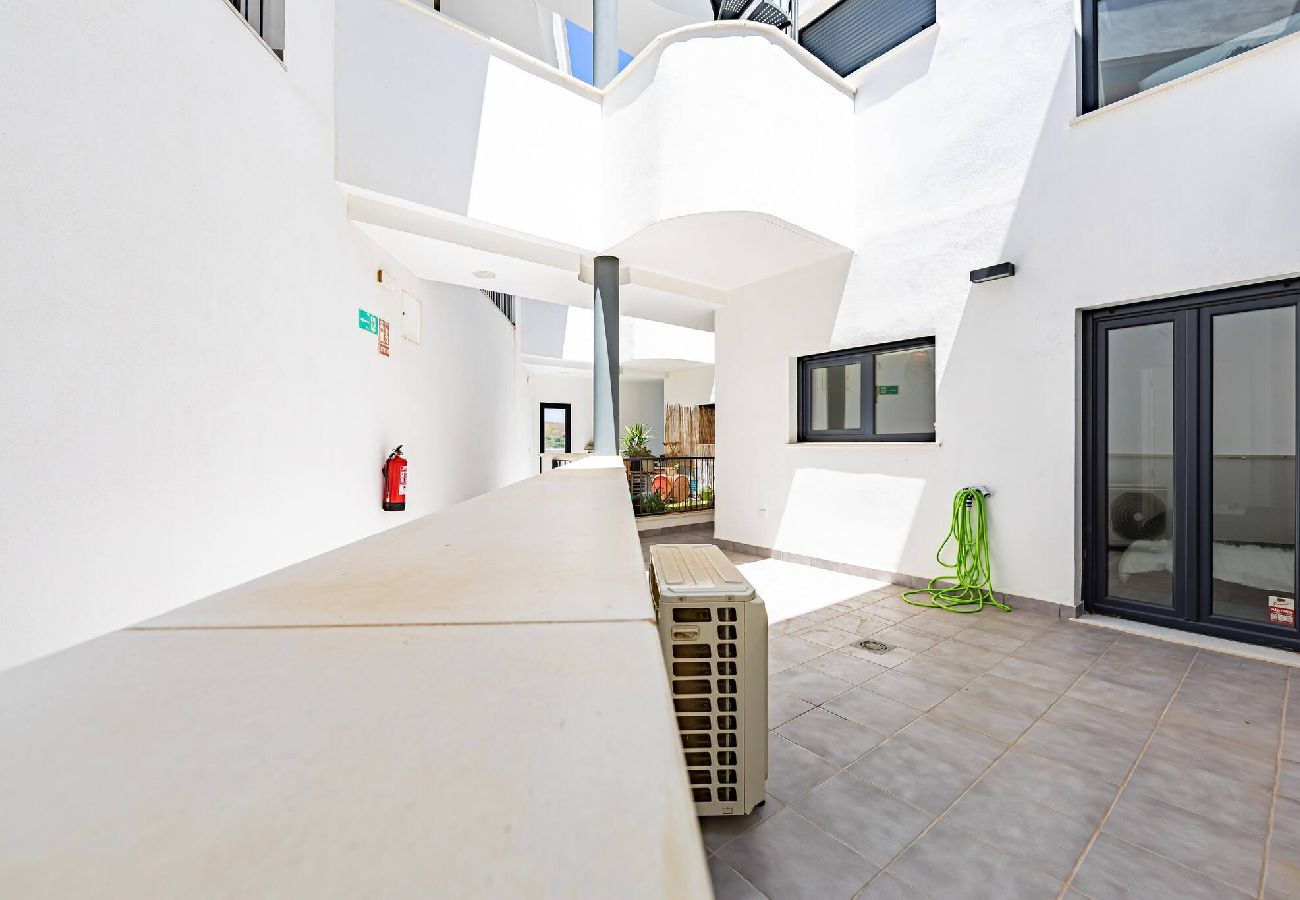 Residence in Tarifa - Spacious terrace, pool, private garage, and fiber internet