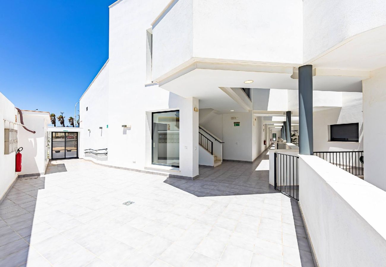 Residence in Tarifa - Spacious terrace, pool, private garage, and fiber internet