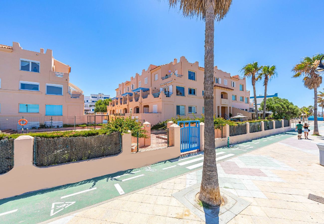 Apartment in Tarifa - Beachfront, pool, terrace & WIFI - *SimplyTarifa* 