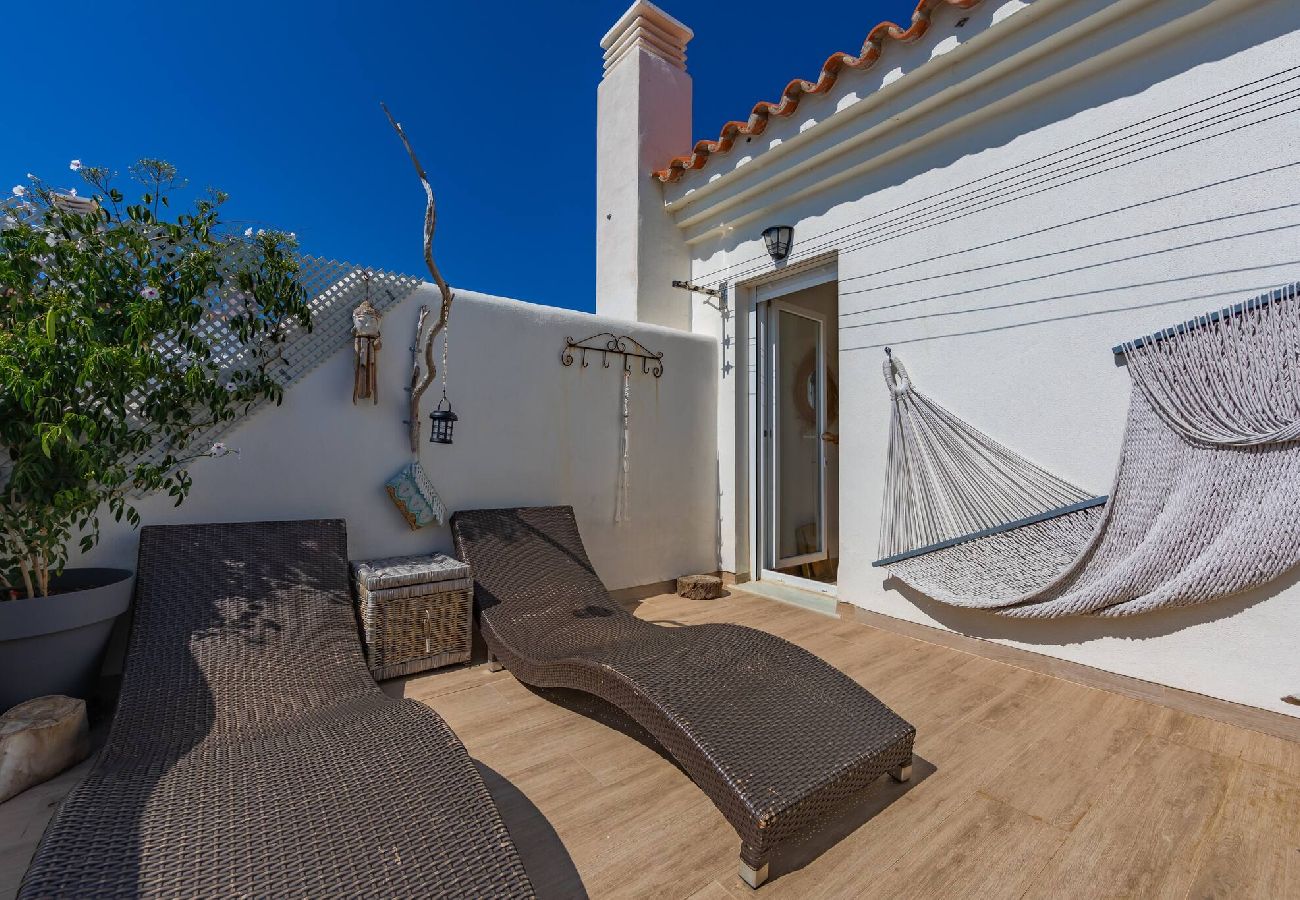 Apartment in Tarifa - Terrace, pool, near beach & home office (Fibre) 