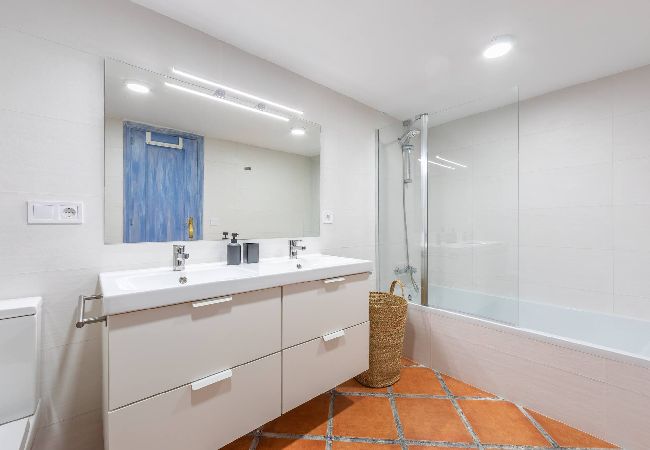 Apartment in Tarifa - 2nd line beach, garden, office & WIFI  Apartment in Tarifa - 2nd line beach, garden, office & WIFI