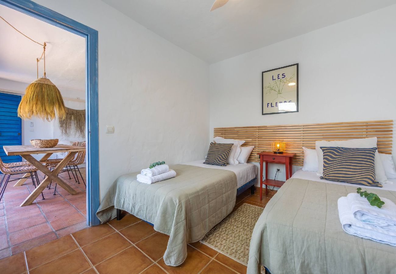 Apartment in Tarifa - 2nd line beach, garden, office & WIFI 