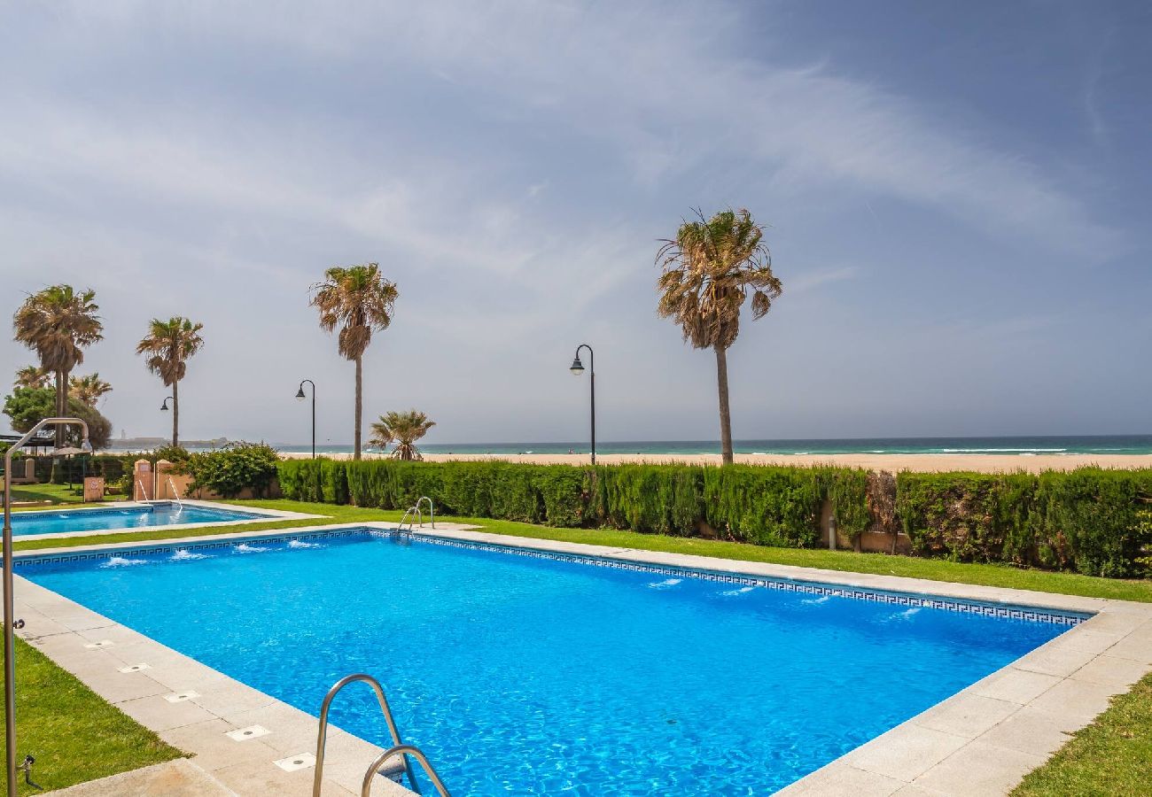 Apartment in Tarifa - 1st line beach, pool, terrace & fibre WIFI 