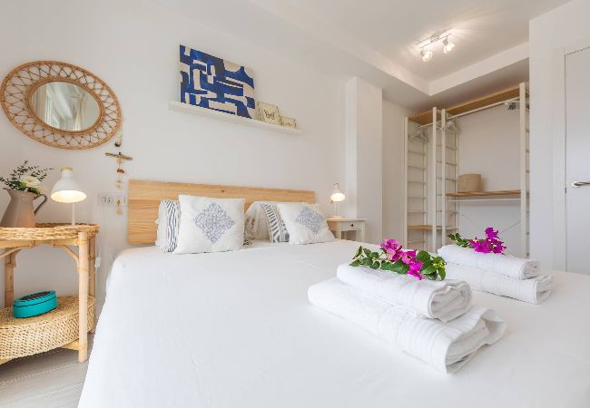 Apartment in Tarifa - Stunning views, terrace, pool, WIFI & near centre  Apartment in Tarifa - Stunning views, terrace, pool, WIFI & near centre