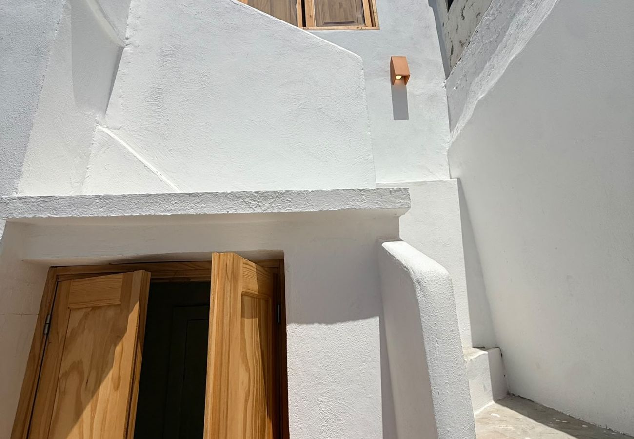 Apartment in Tarifa - Charming Old Town Retreat with Rooftop Plunge Pool
