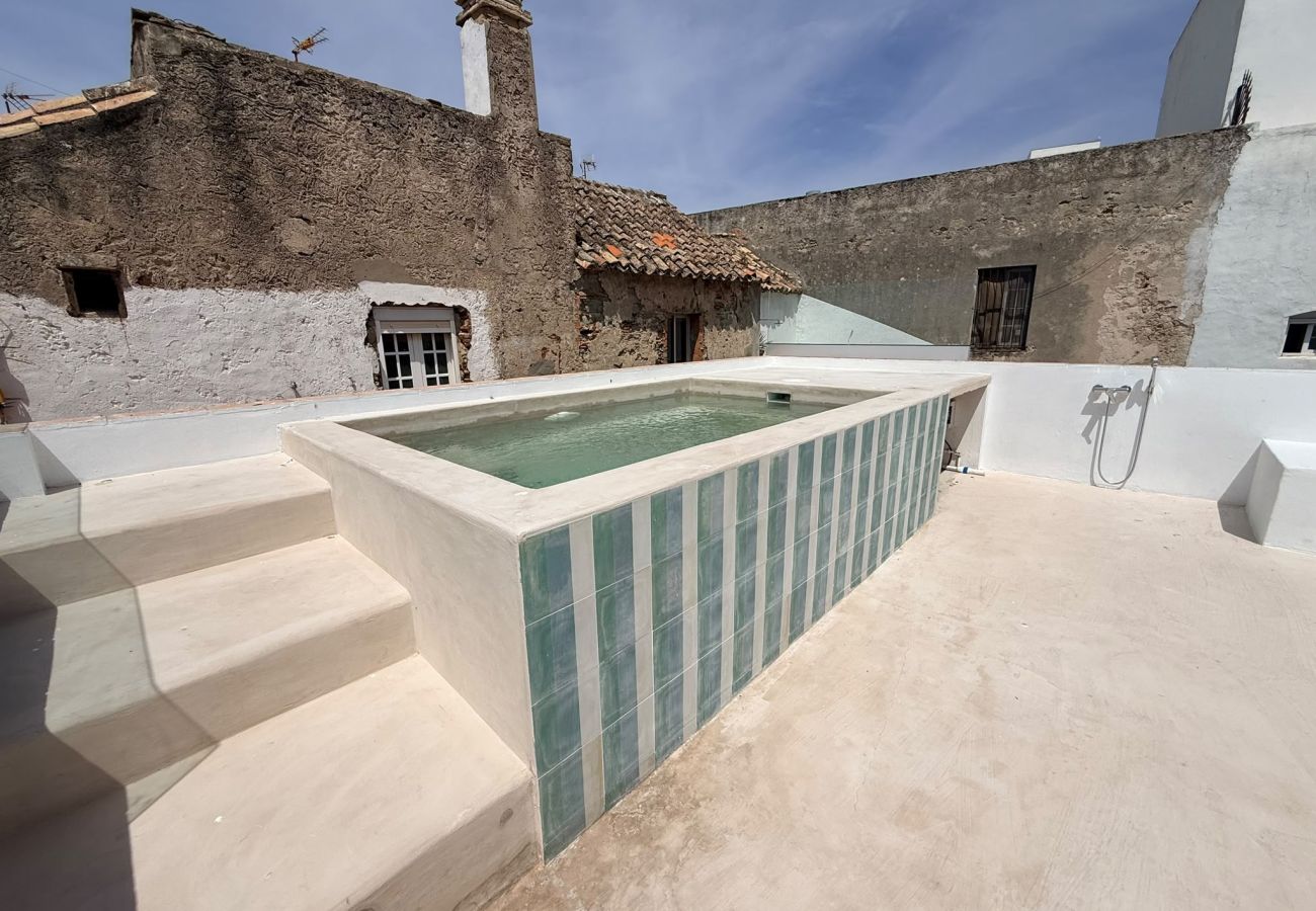 Apartment in Tarifa - Charming Old Town Retreat with Rooftop Plunge Pool