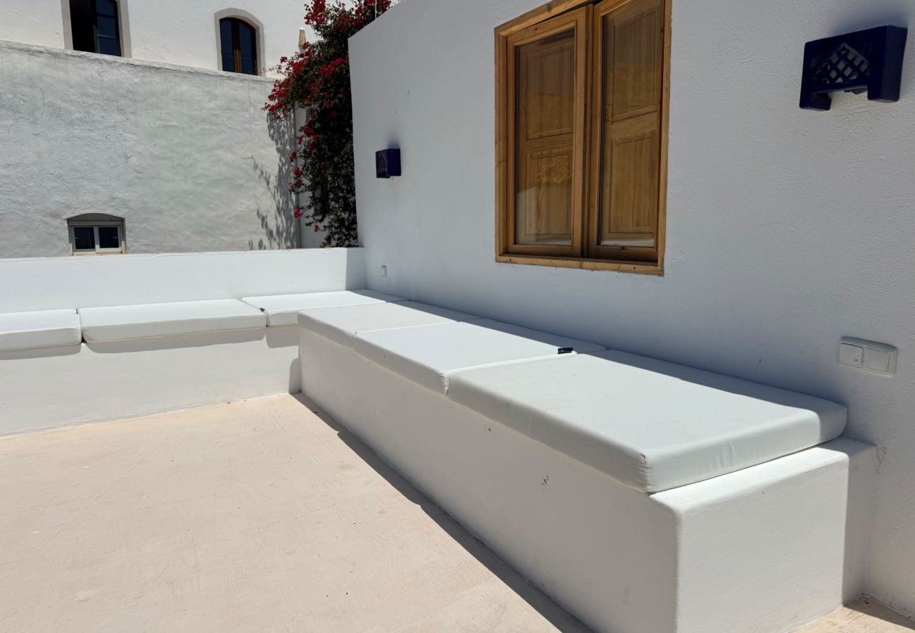 Apartment in Tarifa - Charming Old Town Retreat with Rooftop Plunge Pool
