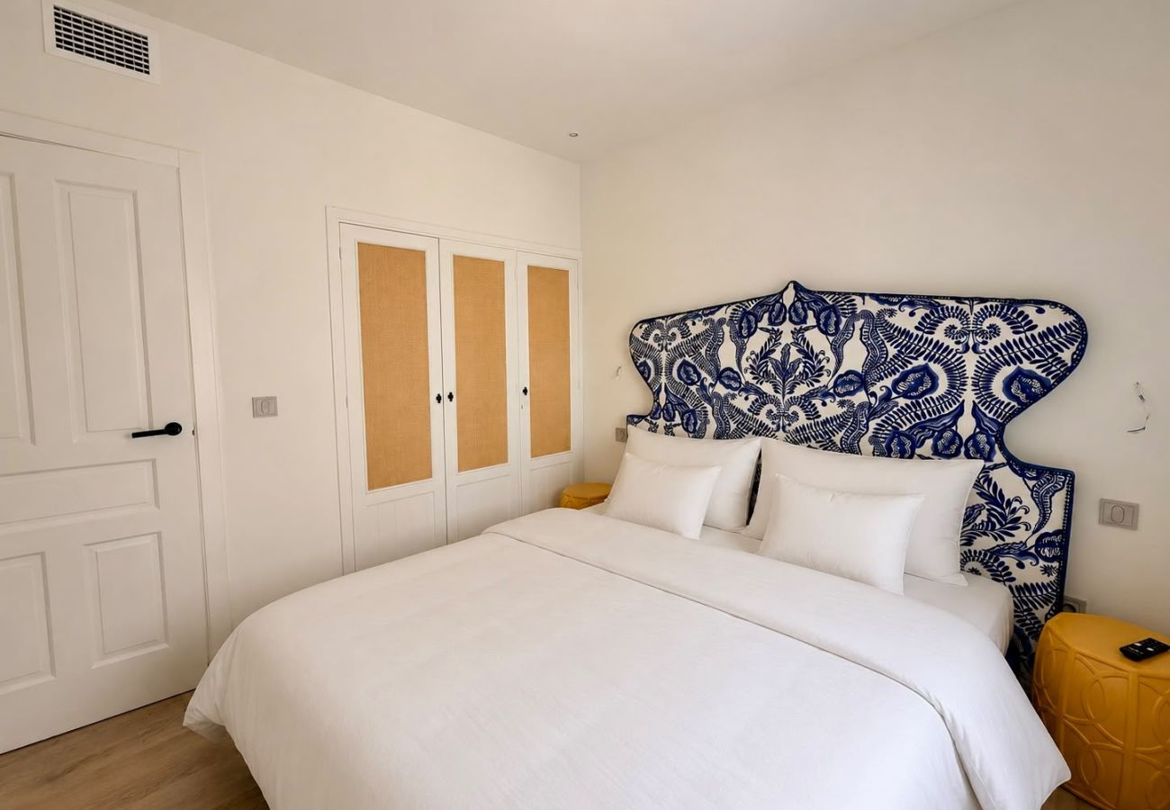 Apartment in Tarifa - Charming Old Town Retreat with Rooftop Plunge Pool