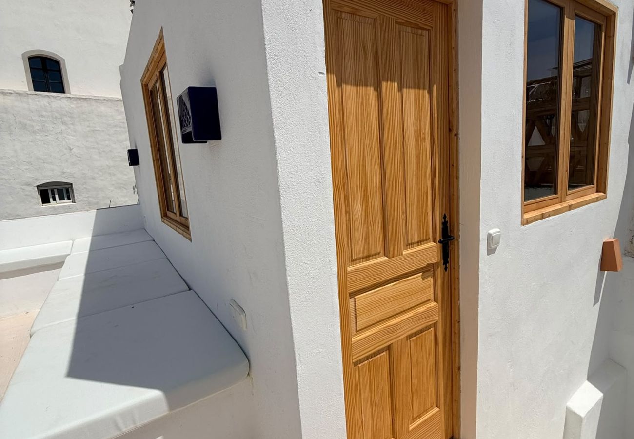 Apartment in Tarifa - Charming Old Town Retreat with Rooftop Plunge Pool