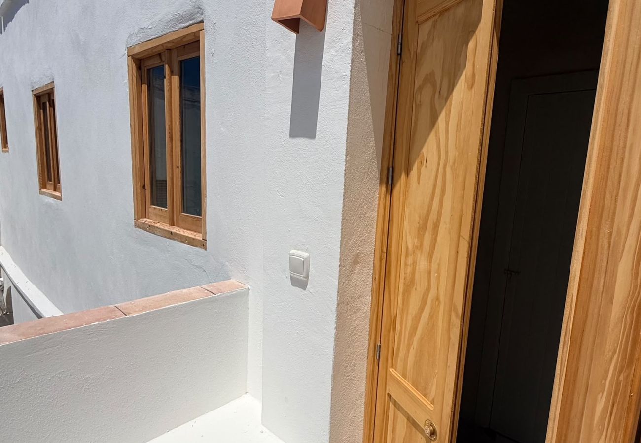 Apartment in Tarifa - Charming Old Town Retreat with Rooftop Plunge Pool