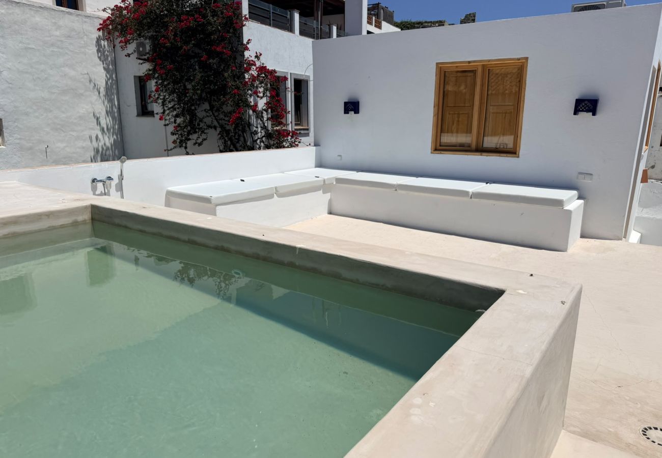 Apartment in Tarifa - Charming Old Town Retreat with Rooftop Plunge Pool