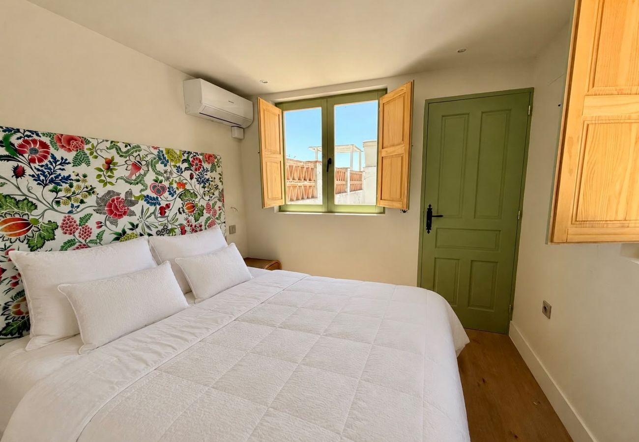 Apartment in Tarifa - Charming Old Town Retreat with Rooftop Plunge Pool