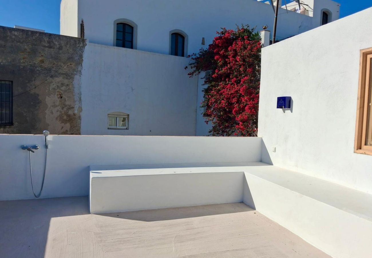 Apartment in Tarifa - Charming Old Town Retreat with Rooftop Plunge Pool