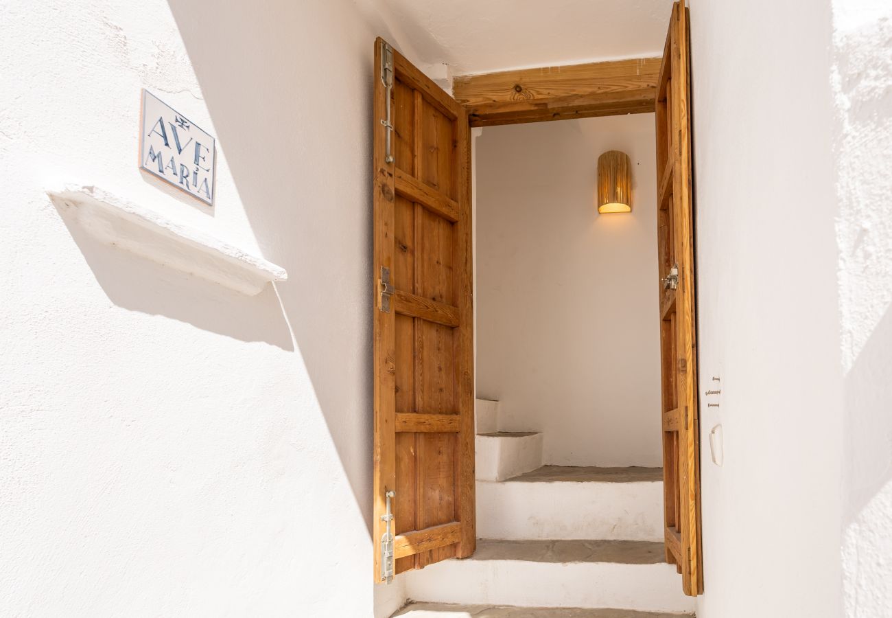 Apartment in Tarifa - Charming Old Town Retreat with Rooftop Plunge Pool