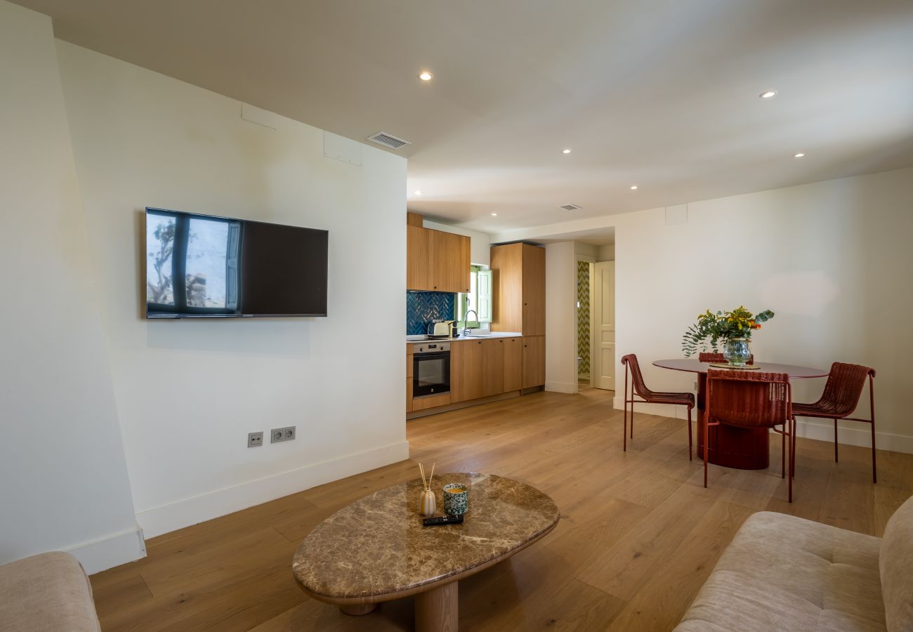Apartment in Tarifa - Charming Old Town Retreat with Rooftop Plunge Pool