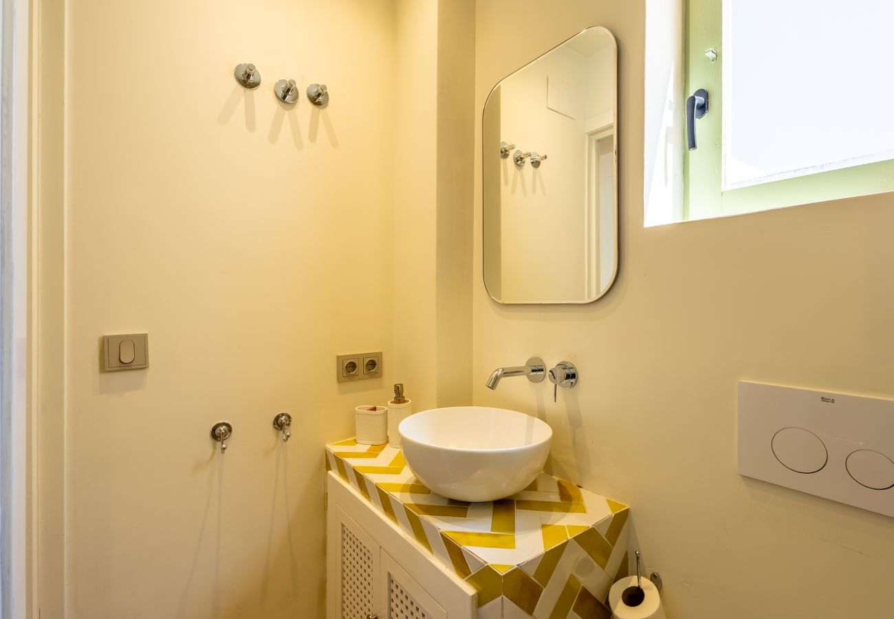Apartment in Tarifa - Charming Old Town Retreat with Rooftop Plunge Pool