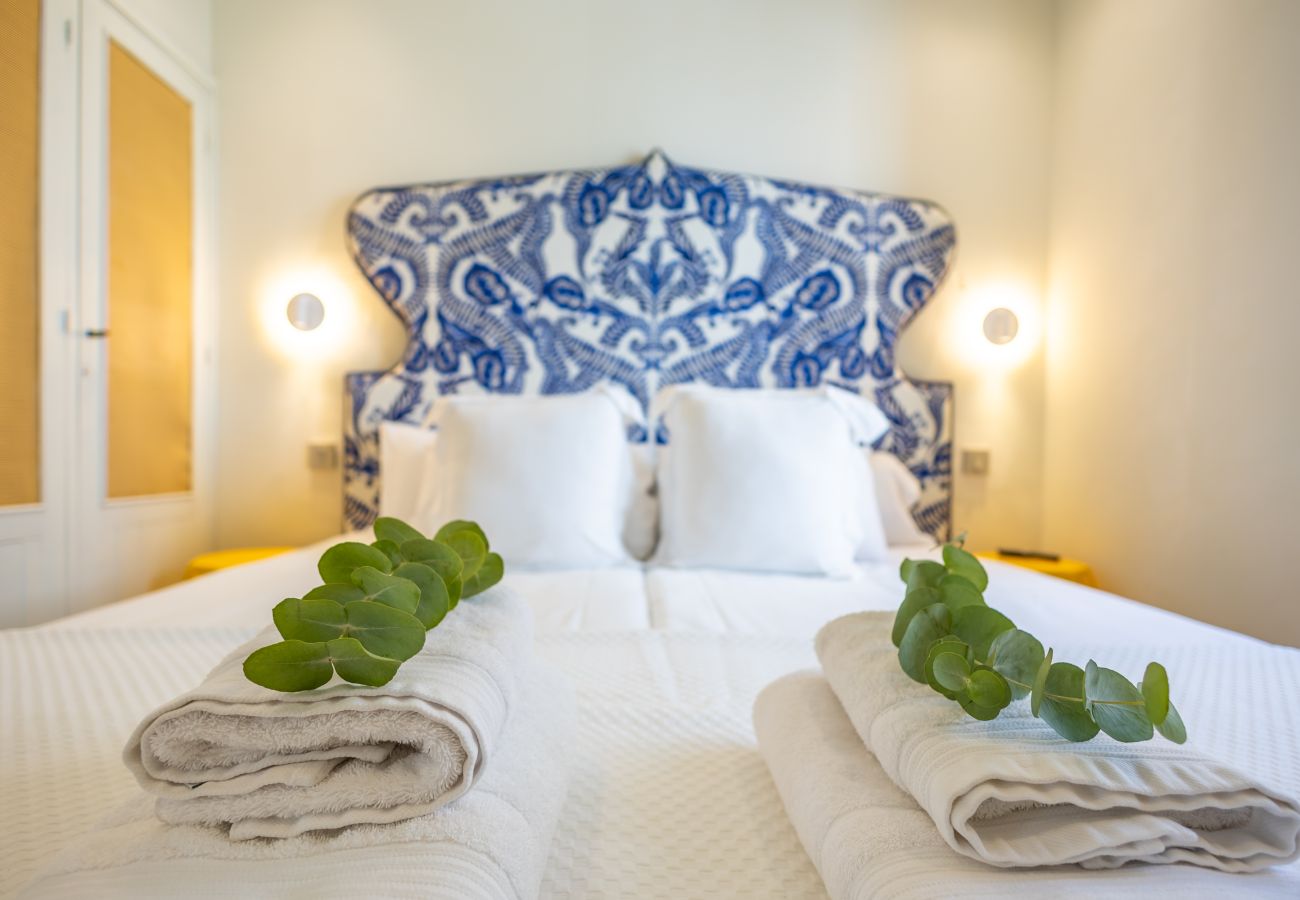 Apartment in Tarifa - Charming Old Town Retreat with Rooftop Plunge Pool