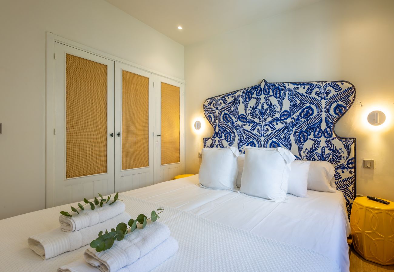 Apartment in Tarifa - Charming Old Town Retreat with Rooftop Plunge Pool