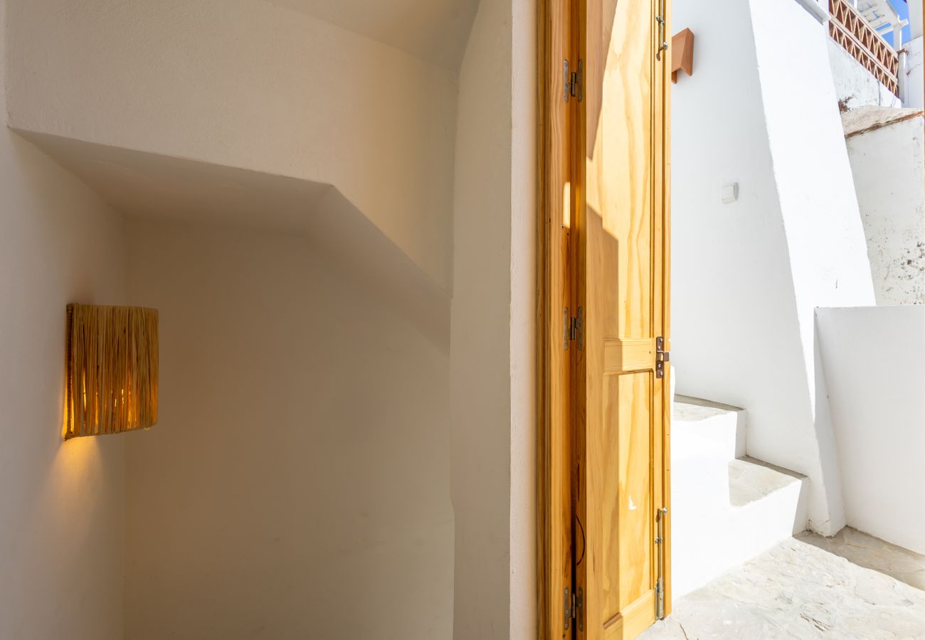 Apartment in Tarifa - Charming Old Town Retreat with Rooftop Plunge Pool