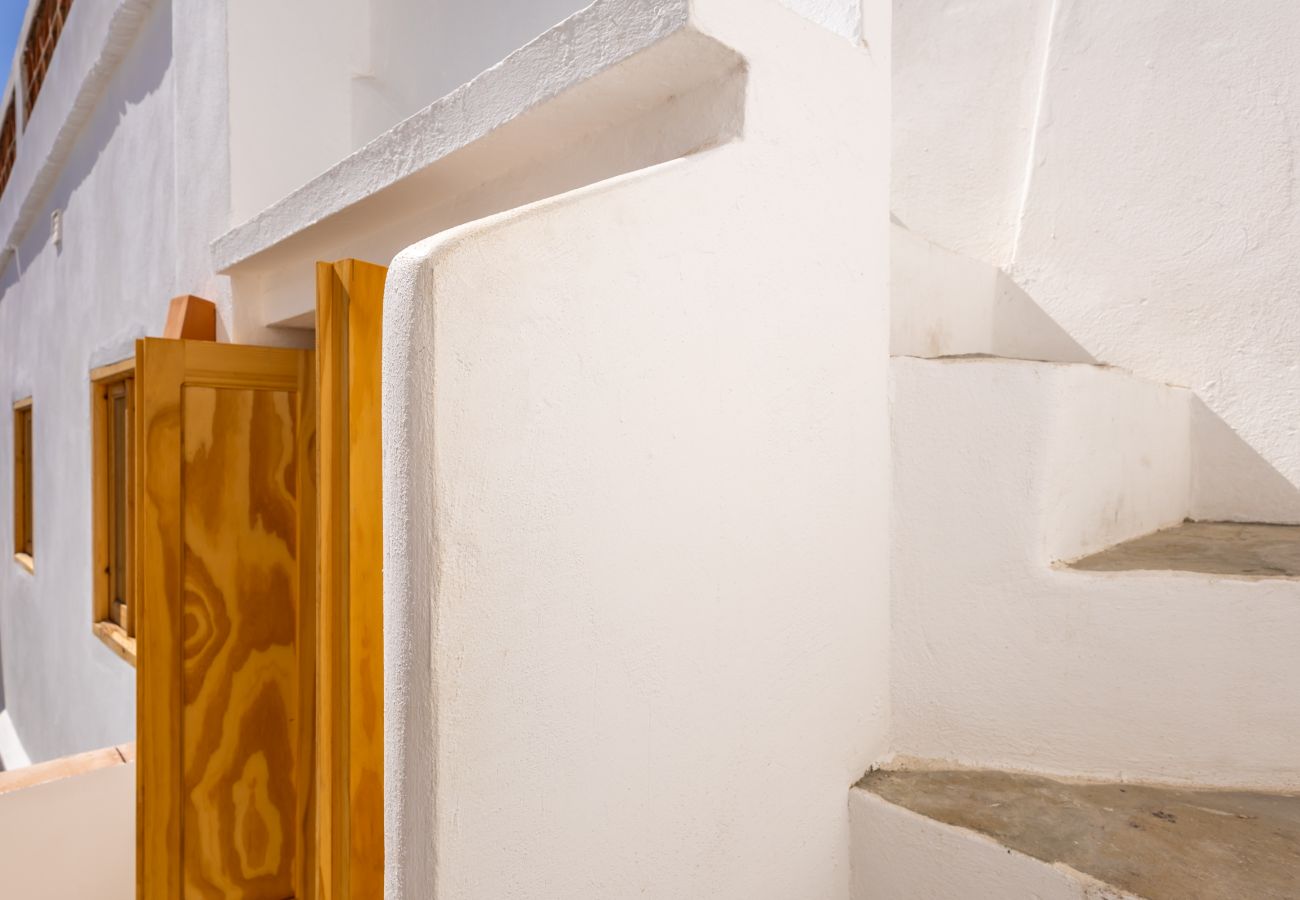 Apartment in Tarifa - Charming Old Town Retreat with Rooftop Plunge Pool