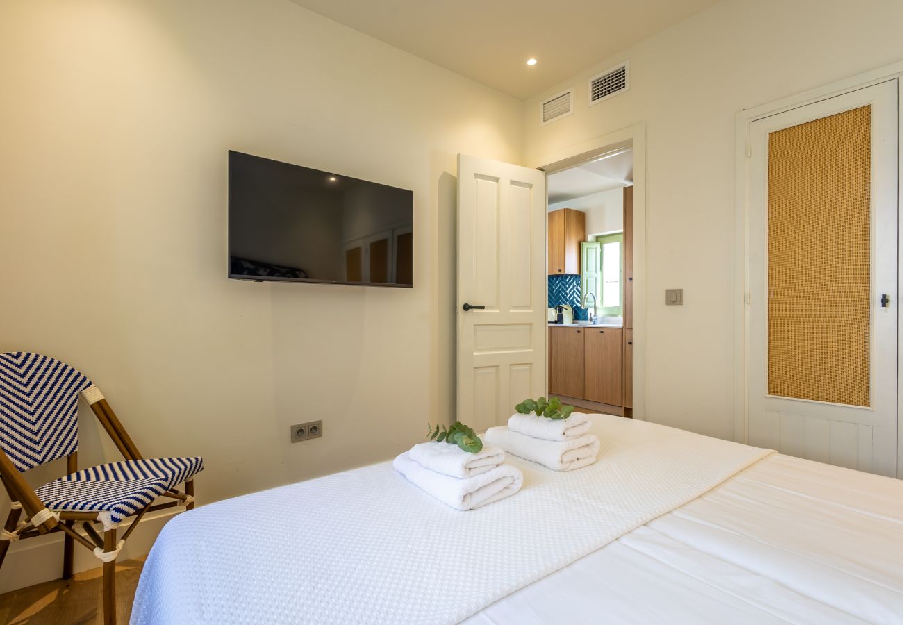 Apartment in Tarifa - Charming Old Town Retreat with Rooftop Plunge Pool