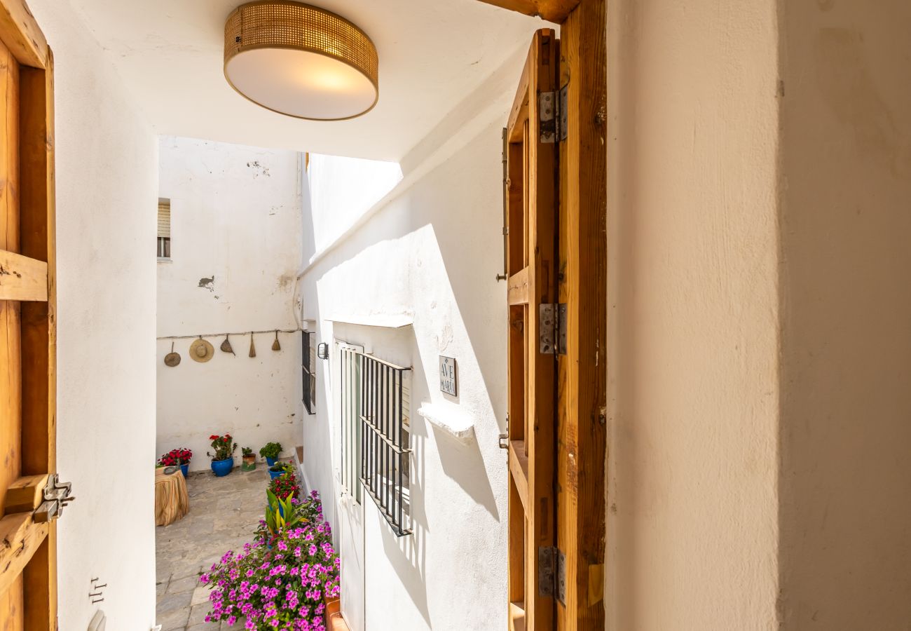 Apartment in Tarifa - Charming Old Town Retreat with Rooftop Plunge Pool