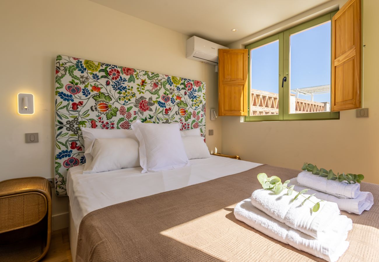 Apartment in Tarifa - Charming Old Town Retreat with Rooftop Plunge Pool