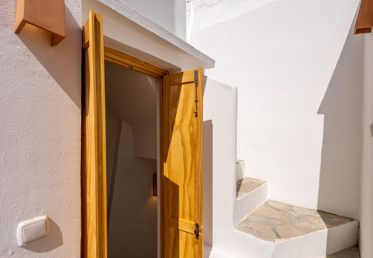 Apartment in Tarifa - Charming Old Town Retreat with Rooftop Plunge Pool