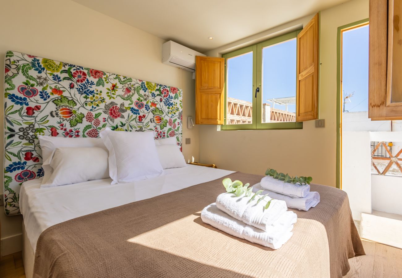 Apartment in Tarifa - Charming Old Town Retreat with Rooftop Plunge Pool