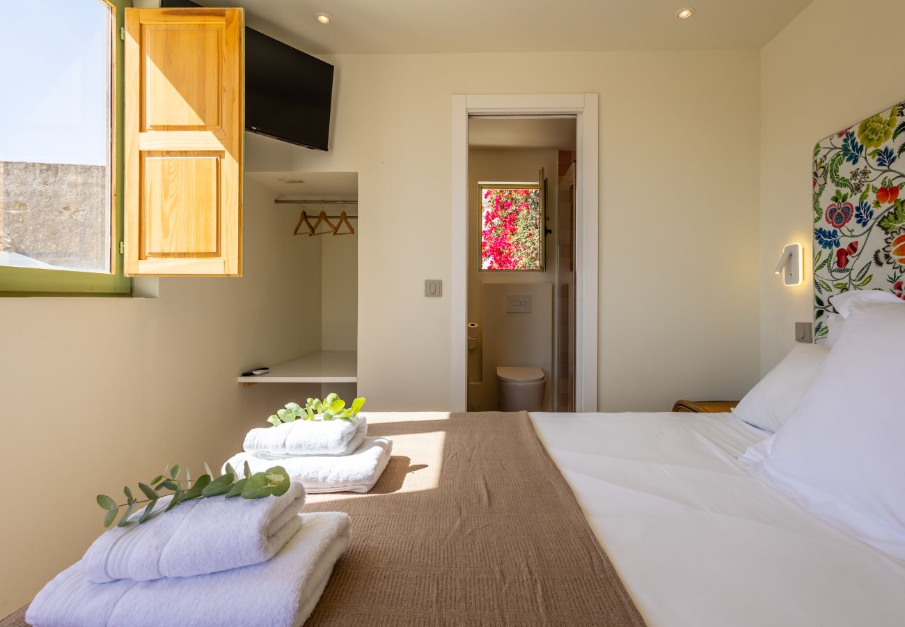Apartment in Tarifa - Charming Old Town Retreat with Rooftop Plunge Pool
