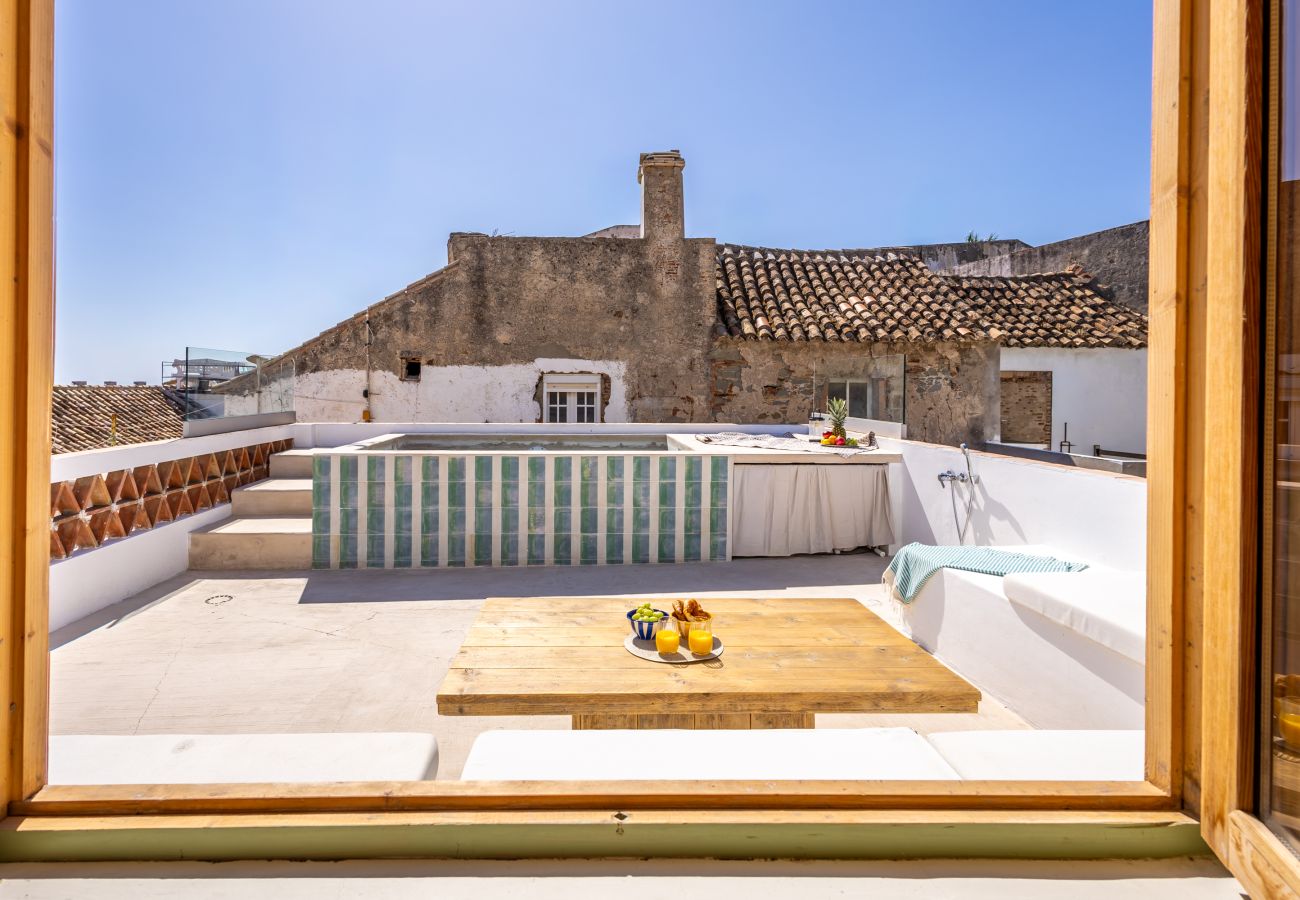 Apartment in Tarifa - Charming Old Town Retreat with Rooftop Plunge Pool