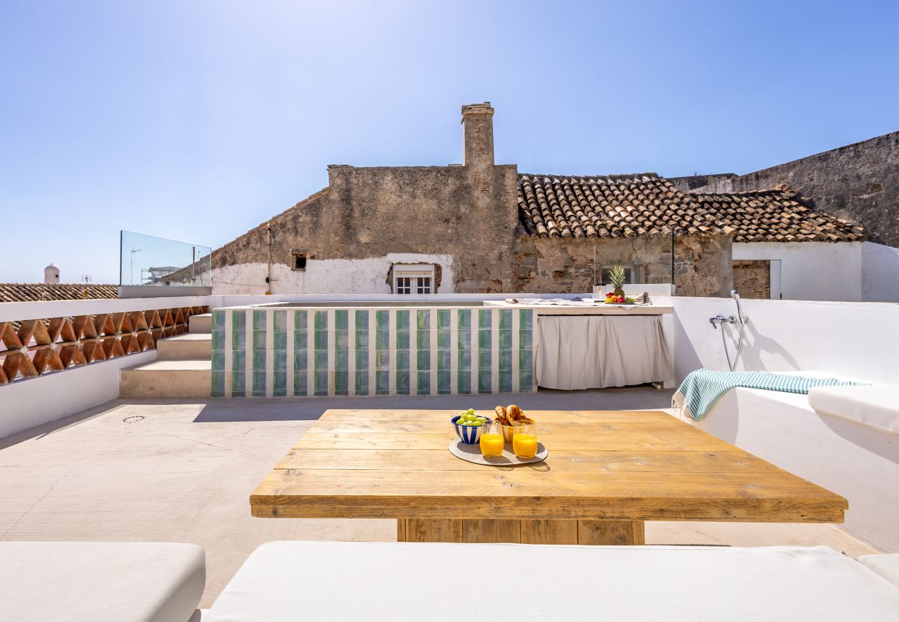 Apartment in Tarifa - Charming Old Town Retreat with Rooftop Plunge Pool