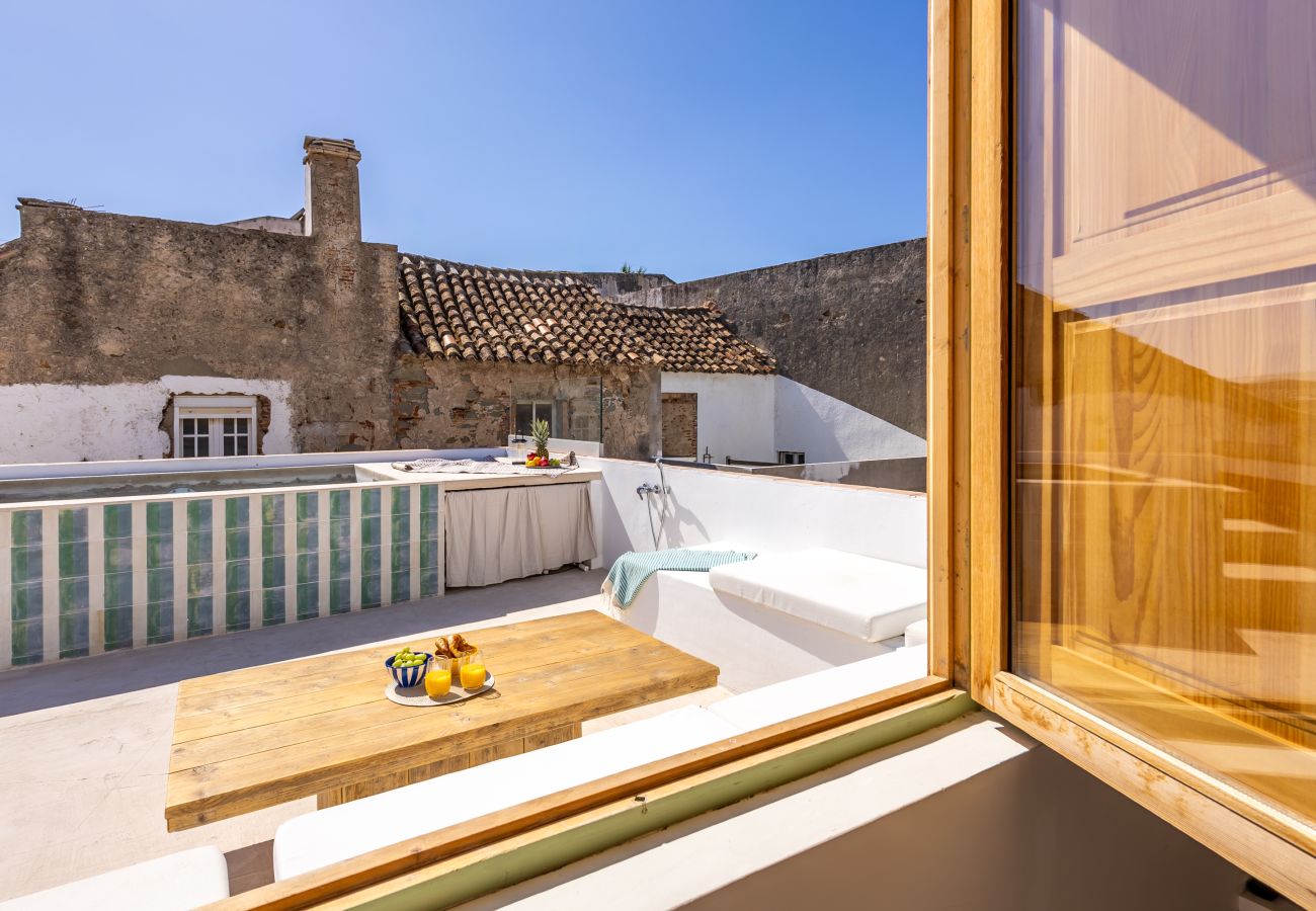 Apartment in Tarifa - Charming Old Town Retreat with Rooftop Plunge Pool