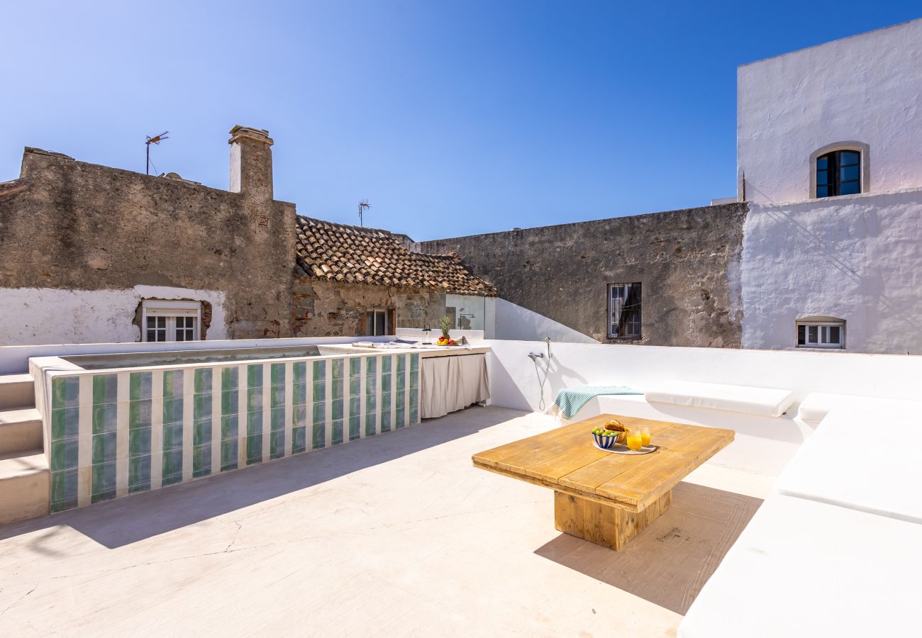 Apartment in Tarifa - Charming Old Town Retreat with Rooftop Plunge Pool