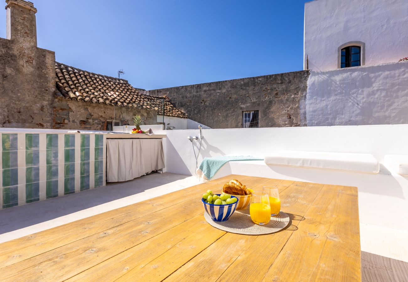 Apartment in Tarifa - Charming Old Town Retreat with Rooftop Plunge Pool