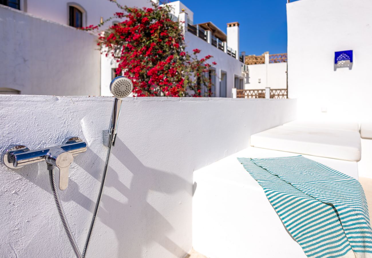 Apartment in Tarifa - Charming Old Town Retreat with Rooftop Plunge Pool