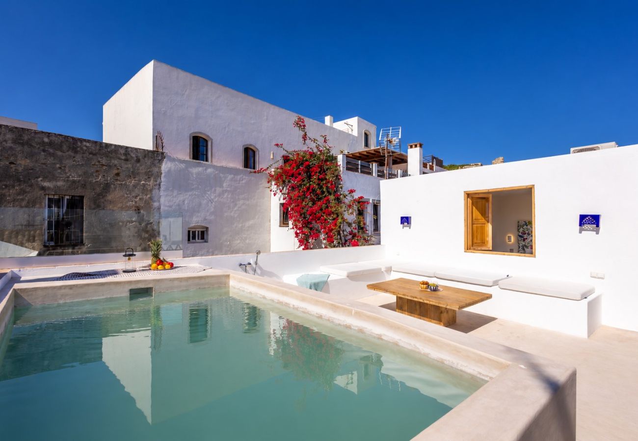 Apartment in Tarifa - Charming Old Town Retreat with Rooftop Plunge Pool