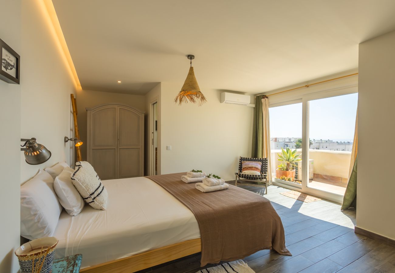 Apartment in Tarifa - Space, terraces & pool near the centre